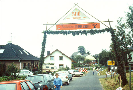 1987: Der Dorfeingang bei der 500-Jahr-Feier des Dorfes
